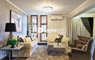 Foto de uma sala de estar com sofá e mesa de centro em um apartamento.