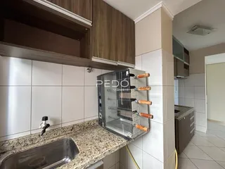 Vista da bancada e revestimento de uma cozinha em Lajeado, Brasil.