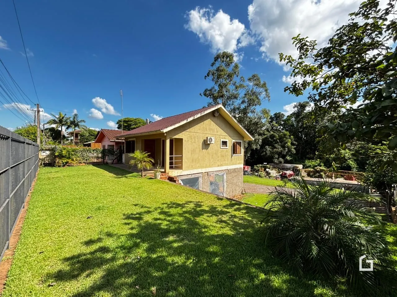 Foto da fachada de uma casa com jardim em Lajeado, Brasil.