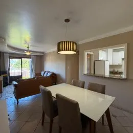 Foto de um ambiente interno com mesa de jantar e cadeiras.