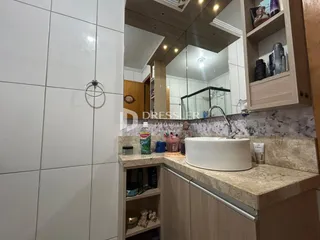 Detalhe da bancada e parede de um banheiro em Lajeado.