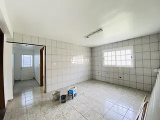 Uma sala com piso e paredes revestidos de cerâmica é visível na propriedade.