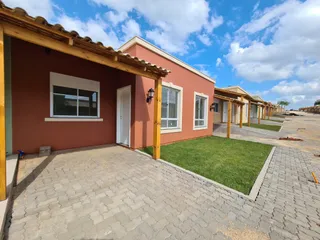 Fachada de uma residência com revestimento vermelho e piso de pavers em Lajeado, Brasil.
