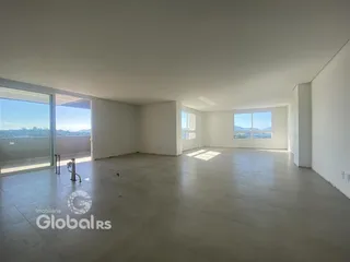 Foto de um ambiente interno amplo com grandes janelas.