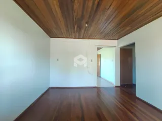 Uma sala de estar com piso e teto de madeira.