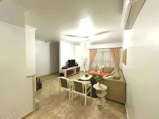 Sala de estar com sofá e móveis de madeira.