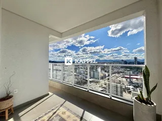 Vista panorâmica da paisagem urbana e montanhas a partir de uma varanda.