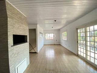 Um corredor interno com piso de cerâmica e teto branco.
