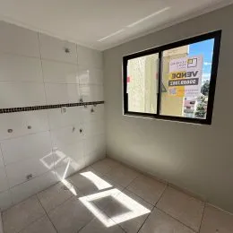 Ambiente interno com piso de cerâmica e janela na parede.