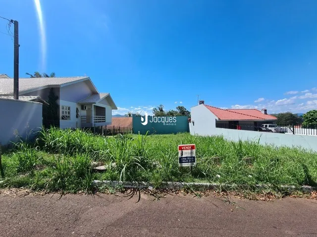 Fachada de uma residência em Lajeado, Brasil, com vegetação verde.