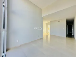 Corredor interno de um imóvel com piso de cerâmica e paredes brancas.