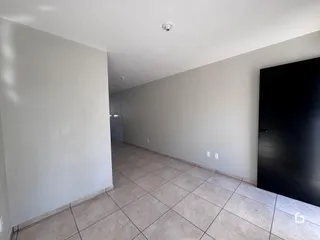 Hall de entrada com piso de cerâmica claro.