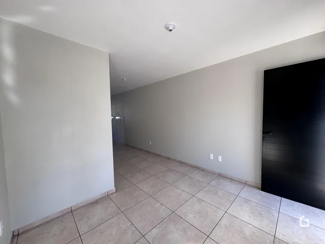 Hall de entrada com piso de cerâmica claro.