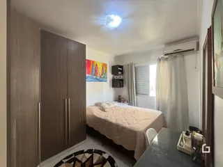 Quarto com cama e guarda-roupa em um imóvel no Brasil.