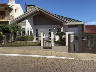Fachada de uma residência em Lajeado, Brasil, com cerca e portão de ferro.