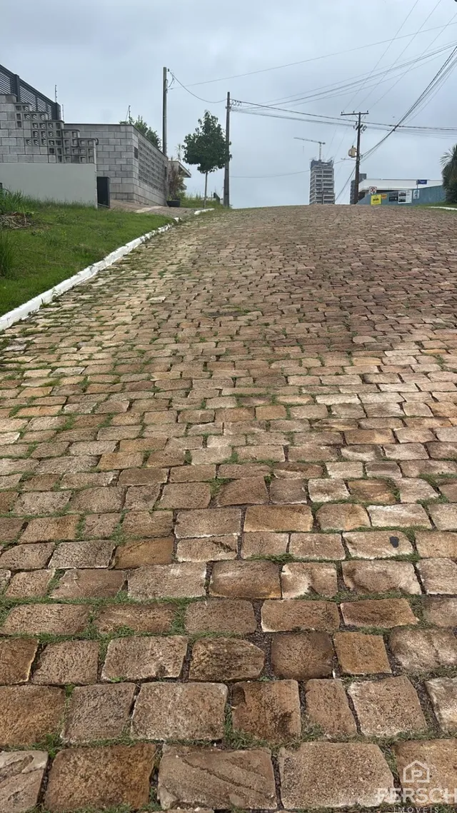 Rua pavimentada com pedras no exterior de uma propriedade em Lajeado.