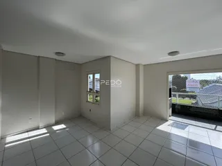 Vista interna de um ambiente com piso de cerâmica branca.