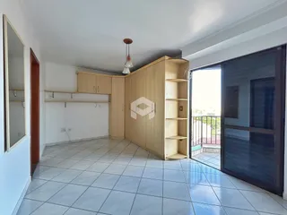 Interior de uma sala com piso de cerâmica e armários de madeira.