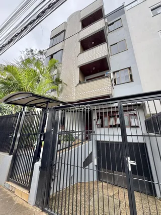 Fachada de um prédio residencial em Lajeado, Brasil, com portão de ferro.