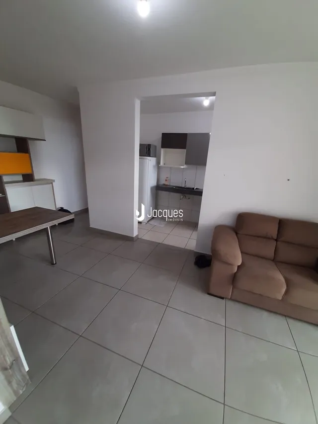 Sala de estar com piso de cerâmica e móveis.