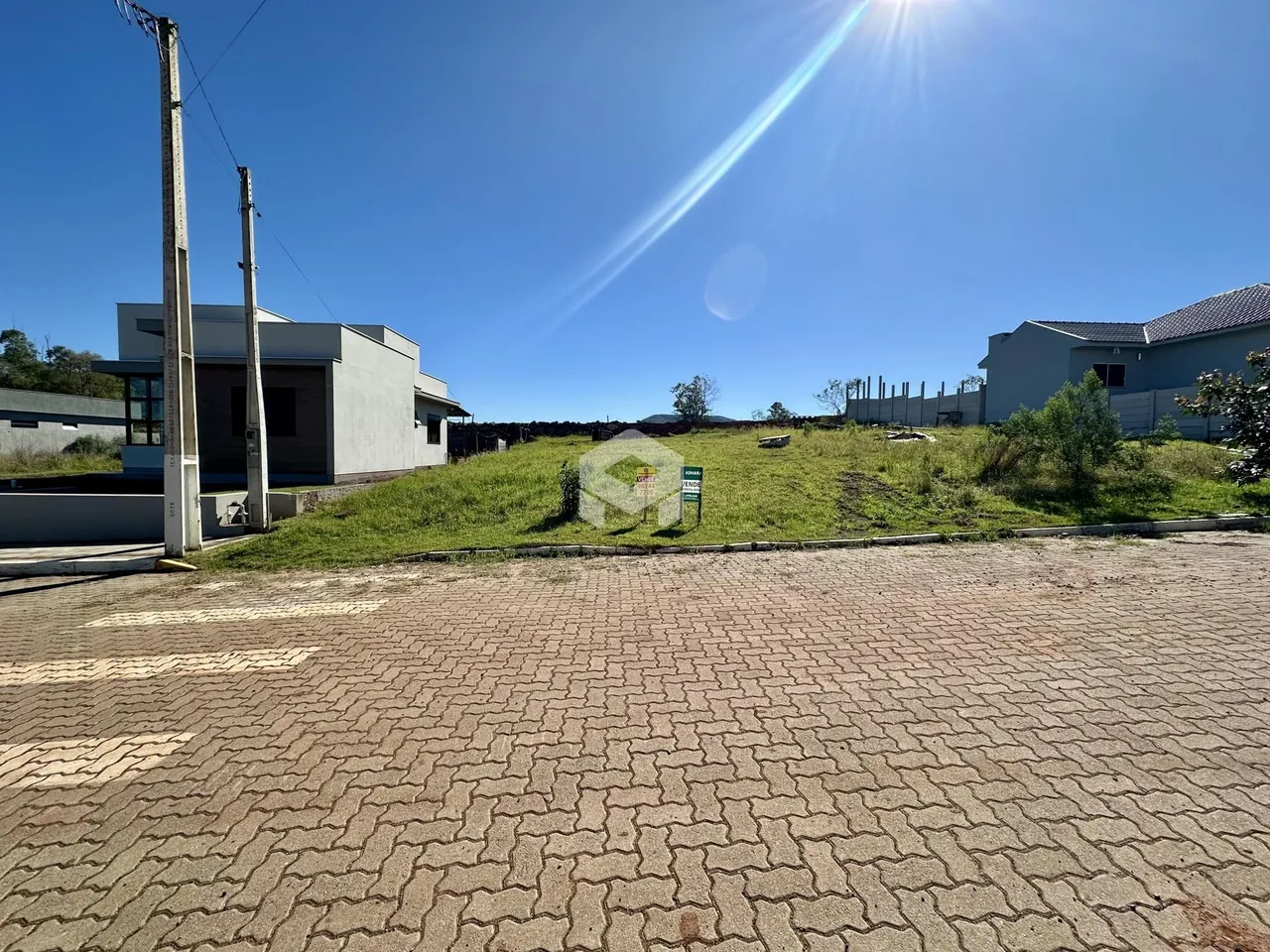 Vista externa de uma propriedade em Lajeado, Brasil, com gramado e área pavimentada.