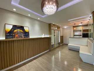 Sala de estar com piso de madeira e decoração moderna.