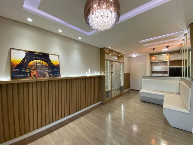 Sala de estar com piso de madeira e decoração moderna.
