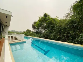 Vista de uma piscina ao lado de uma área verde em Lajeado, Brasil.