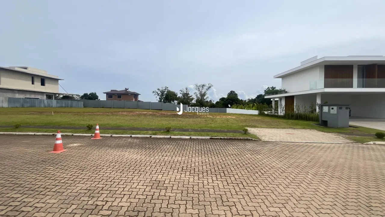 Vista externa de uma propriedade residencial em Lajeado, Brasil, com área pavimentada na frente.