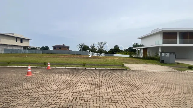 Vista externa de uma propriedade residencial em Lajeado, Brasil, com área pavimentada na frente.