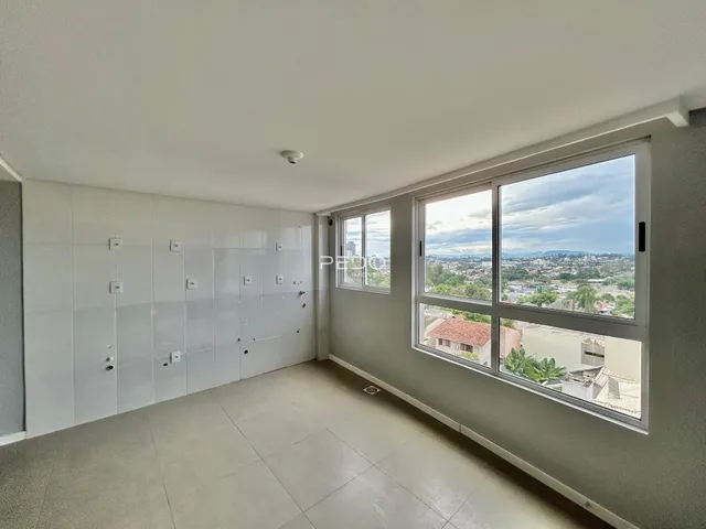 Ambiente interno com grandes janelas que oferecem uma vista da paisagem.