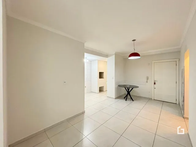 Vista de um corredor interno de uma residência em Lajeado.