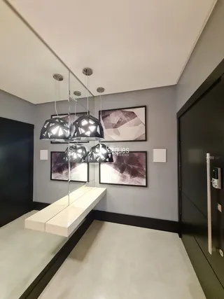 Sala de estar moderna com parede escura e teto branco.
