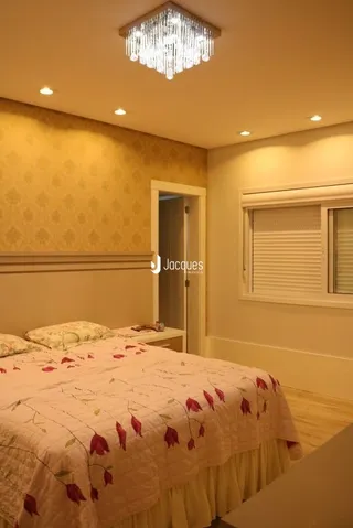 A foto mostra um quarto com cama e teto decorativo.