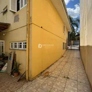 fachada de um prédio amarelo em Lajeado, Brasil, mostrando um pátio.