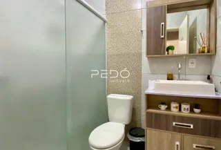 Foto de um banheiro com vaso sanitário e pia