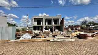 Vista da fachada de uma construção em Lajeado, Brasil, com materiais expostos no primeiro plano.