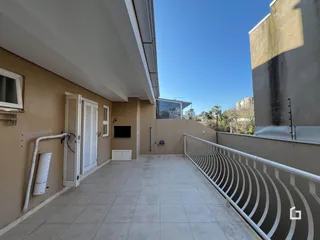 Vista da varanda com piso de cerâmica e grade de metal em Lajeado.