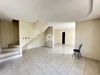 Ambiente interno de uma sala com piso de cerâmica em Lajeado, Brasil.