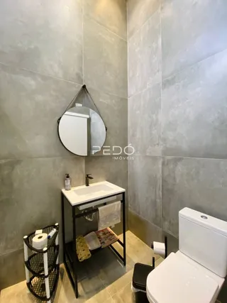 Foto de um banheiro moderno com azulejos cinzas e louças brancas.