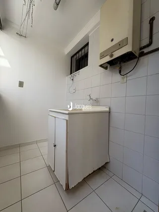 Foto de um ambiente interno com revestimento cerâmico nas paredes e piso.