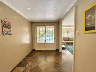 Hall de entrada com piso de cerâmica em tons terrosos.