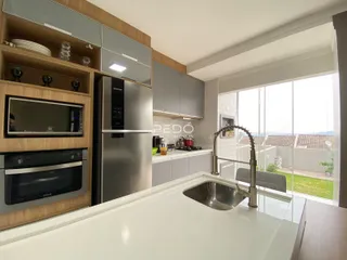 Esta é uma foto de uma cozinha moderna com armários e eletrodomésticos de aço inoxidável.