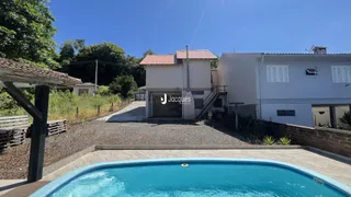 Vista externa de uma residência com piscina em Lajeado, Brasil.