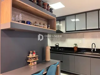 Interior da cozinha com armários e prateleiras de madeira.
