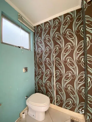 Foto de um banheiro interno em uma residência.