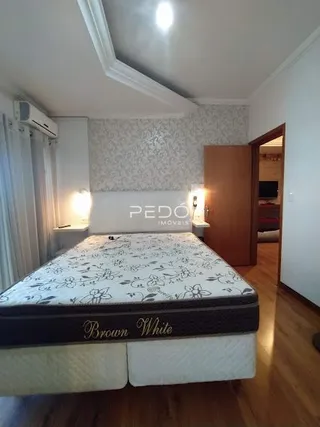 Quarto com cama e ar condicionado instalado.