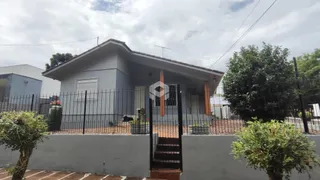 Fachada de uma residência em Lajeado, Brasil, com cerca e vegetação.
