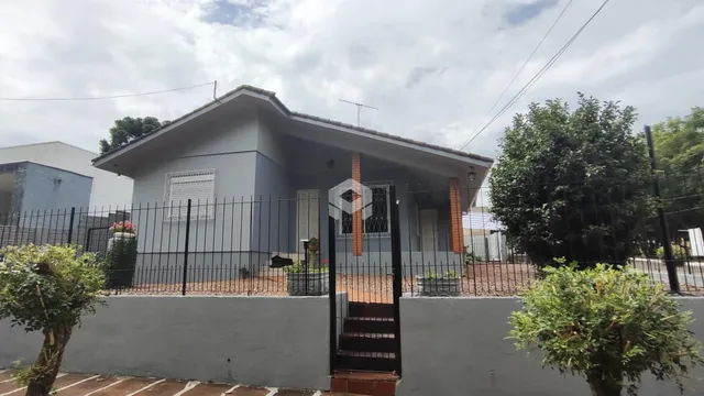 Fachada de uma residência em Lajeado, Brasil, com cerca e vegetação.