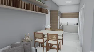Sala de jantar com mesa e cadeiras em ambiente claro.